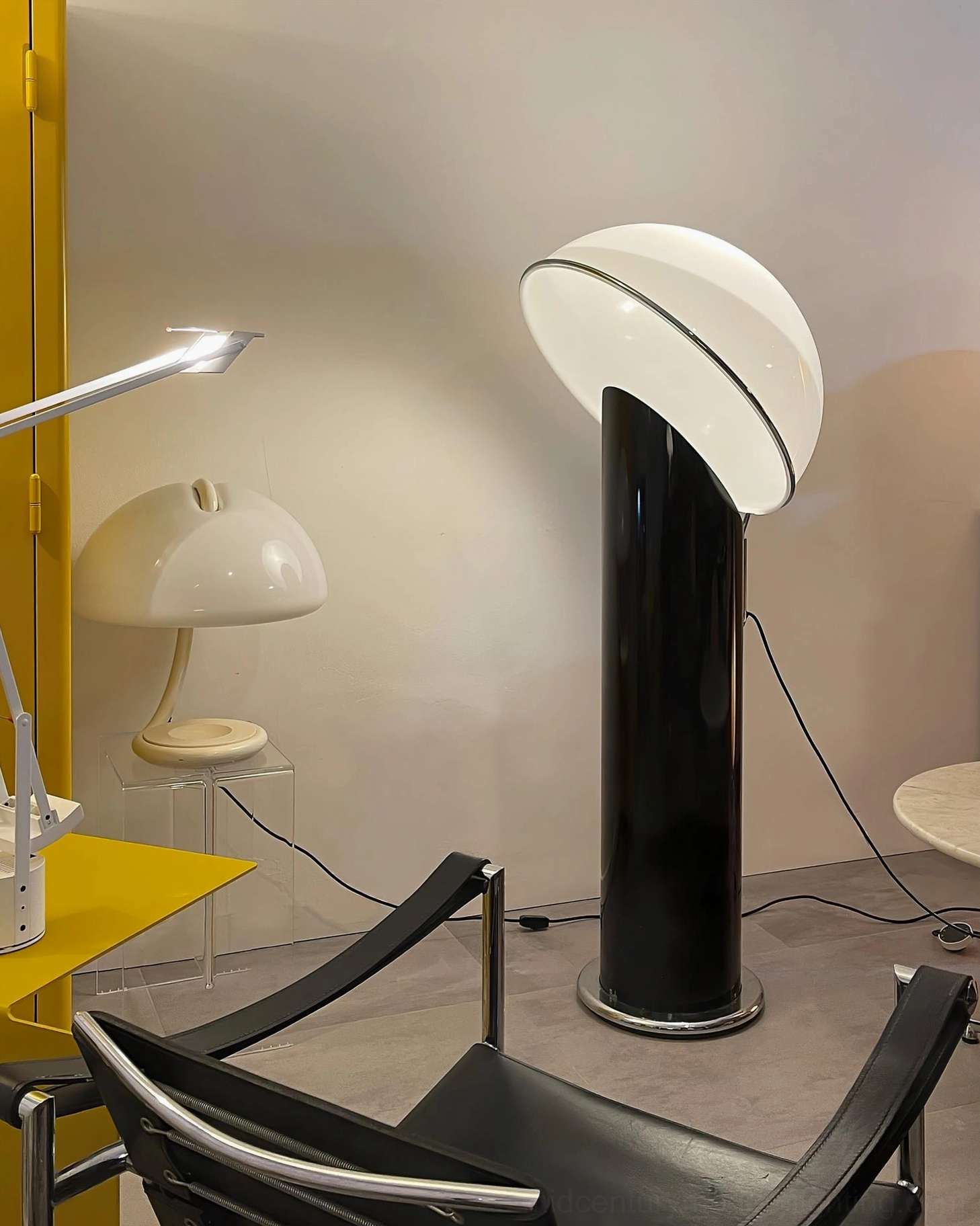 Ciot sculptural floor lamp detail showing curved white dome and sleek black metal construction