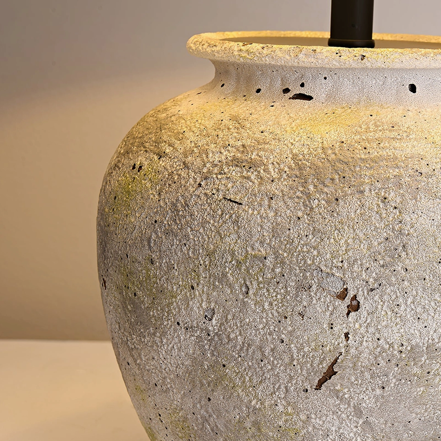 Houa ceramic table lamp unlit showing matte distressed ceramic base finish