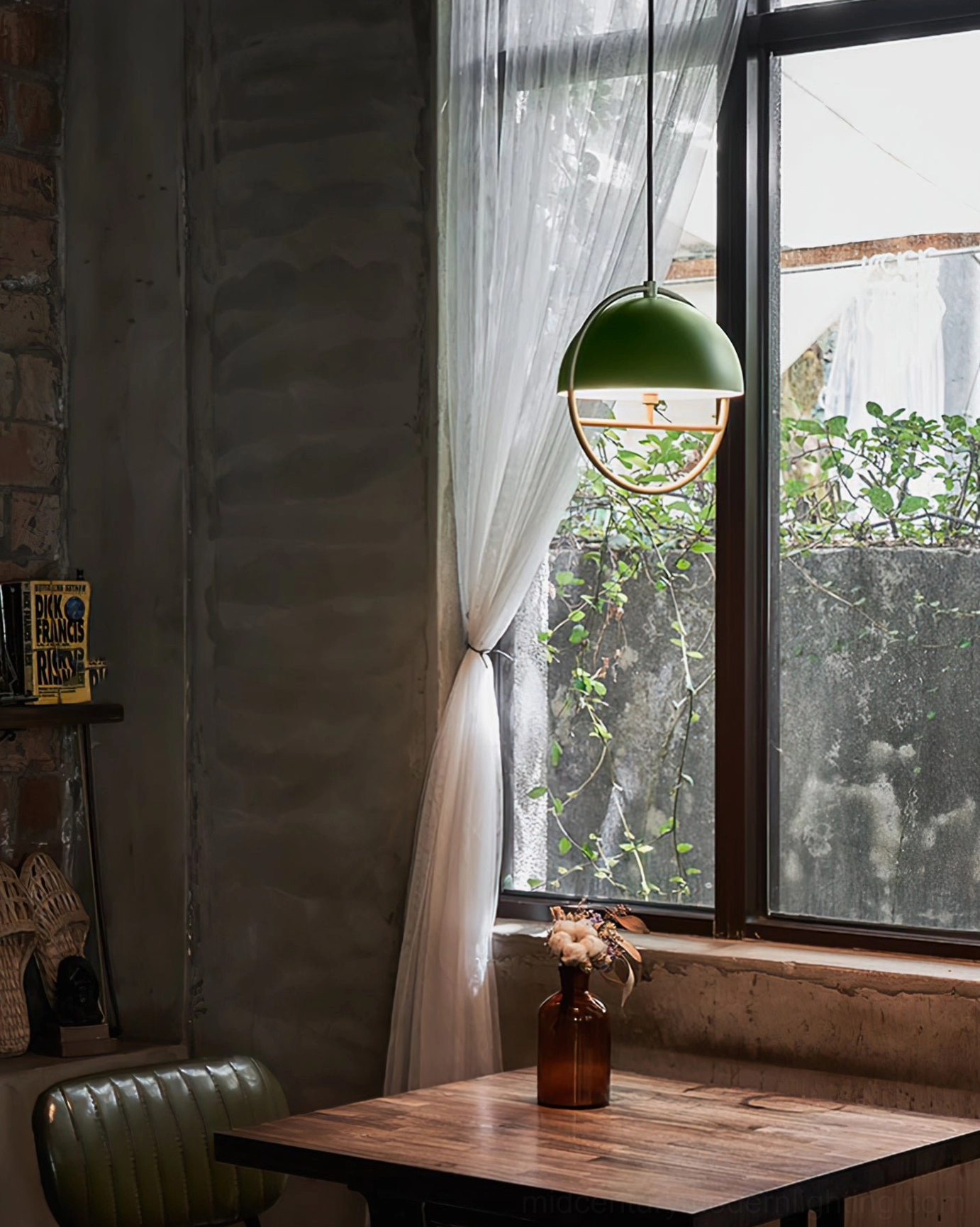 Pendant lamp lighting effect demonstrating warm ambiance and glow in residential setting