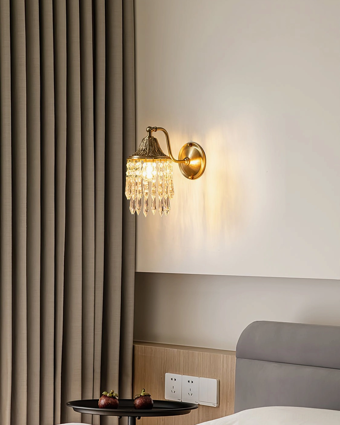 Kristall crystal wall lamp three-dimensional perspective highlighting brass metalwork and opaque crystal pendants elegance