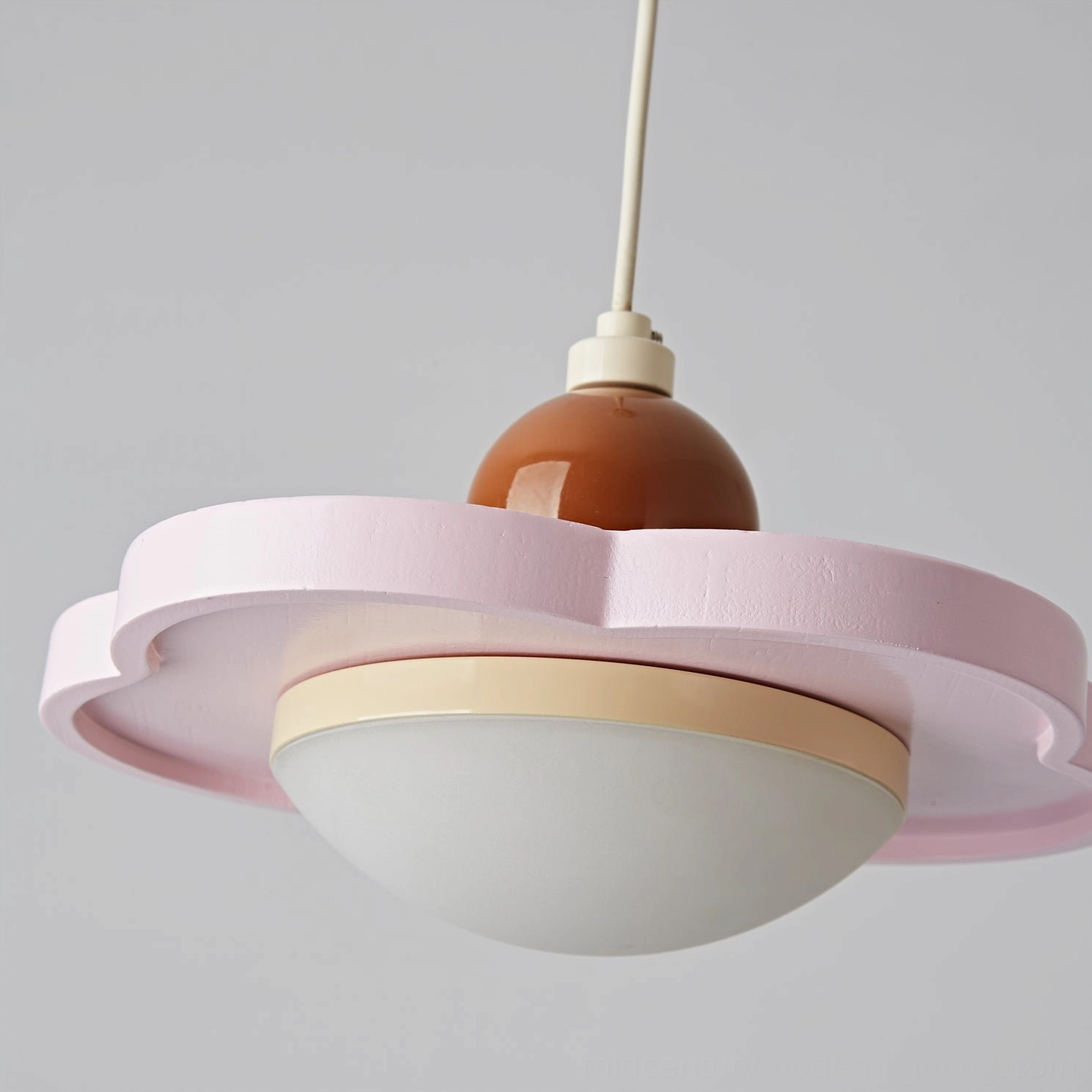 Laguna pendant light cream variant, detailed material and finish showcase