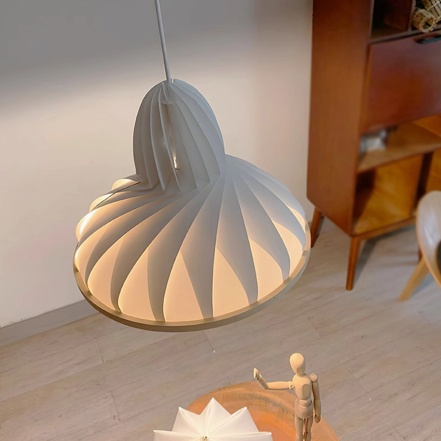 Meblo hanging pendant lamp demonstrating ceiling installation and cord suspension