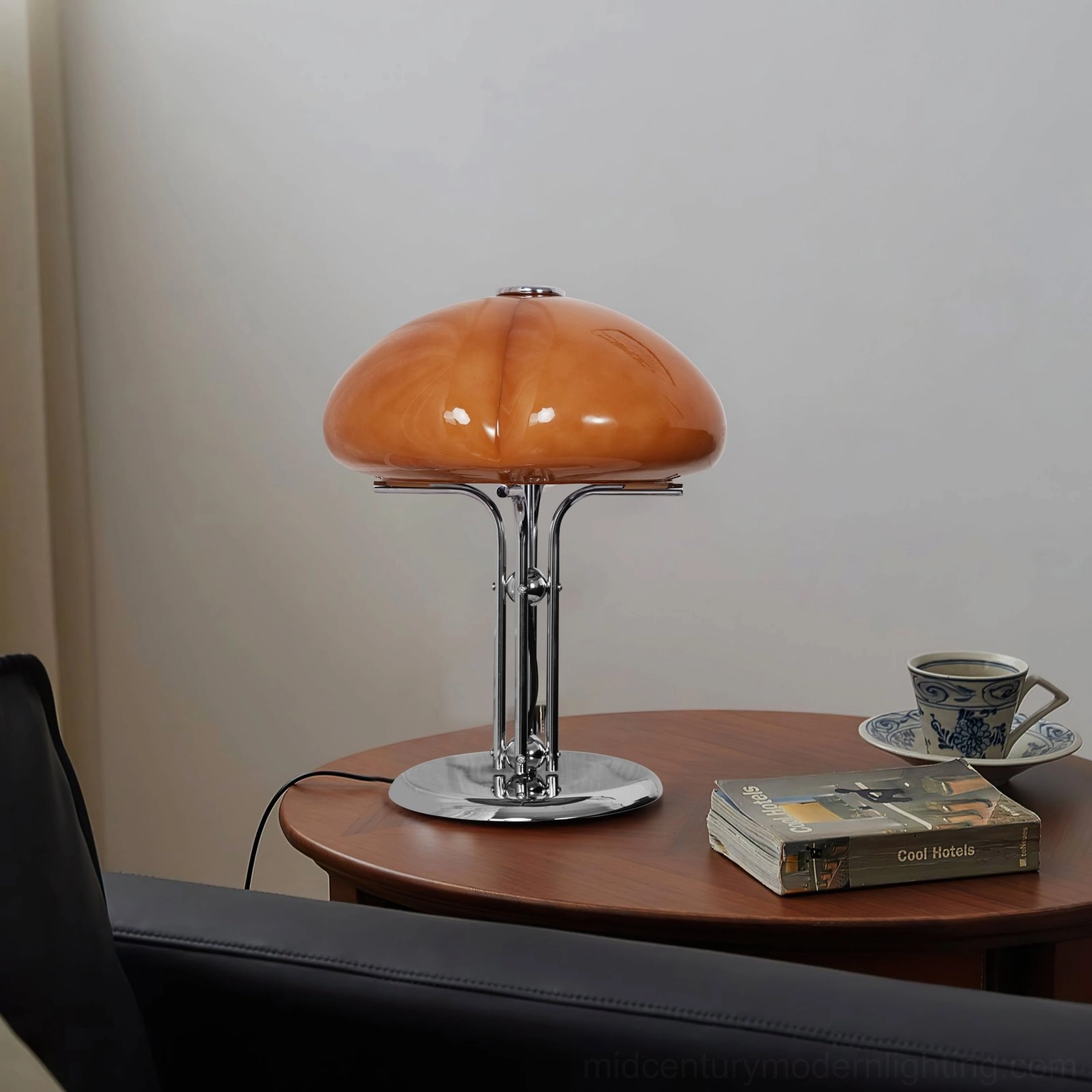 Quadrifoglio four-leaf clover table lamp product photography, warm amber glass and sleek chrome minimalist base