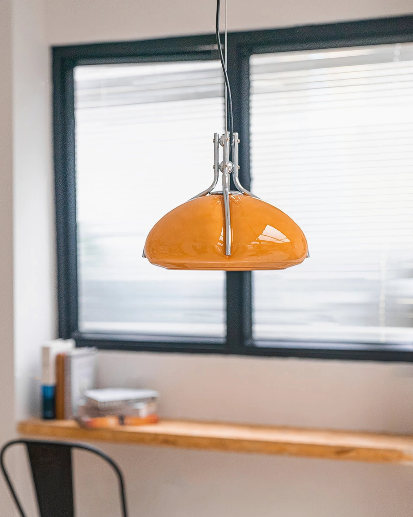 Quadrifoglio amber glass pendant lamp three-quarter view side angle