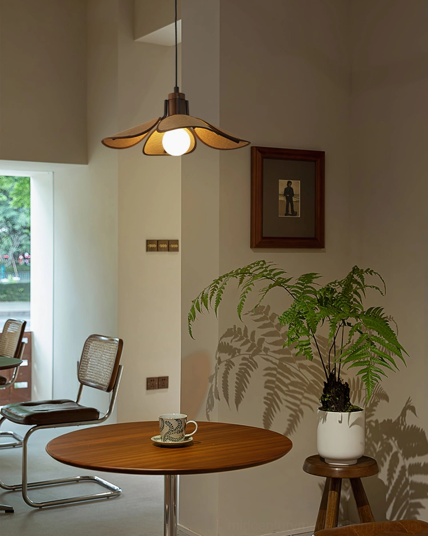 Riankh pendant light with adjustable cord setup showing 150cm wire length and bulb base compatibility options