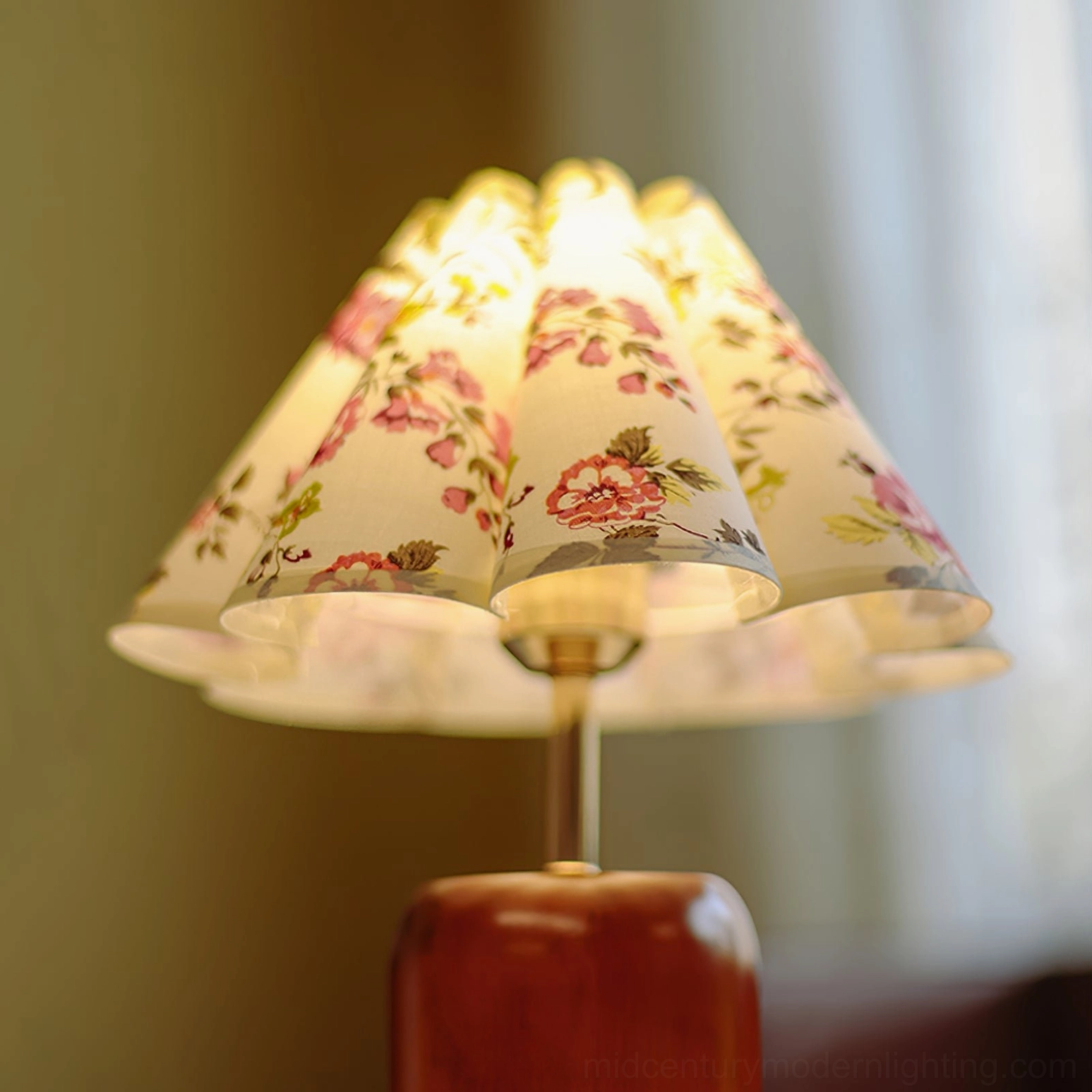 Mid-century modern vintage floral table lamp alternative angle with drum shade and wooden base