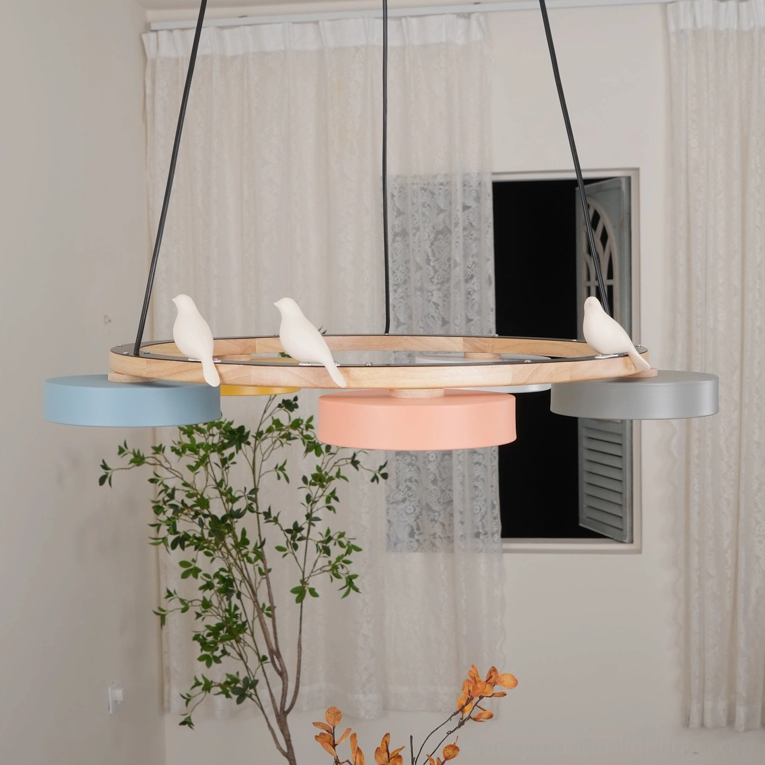 Sienna bird round pendant chandelier orange-pink coral finish variant with five heads and natural wood ring suspension
