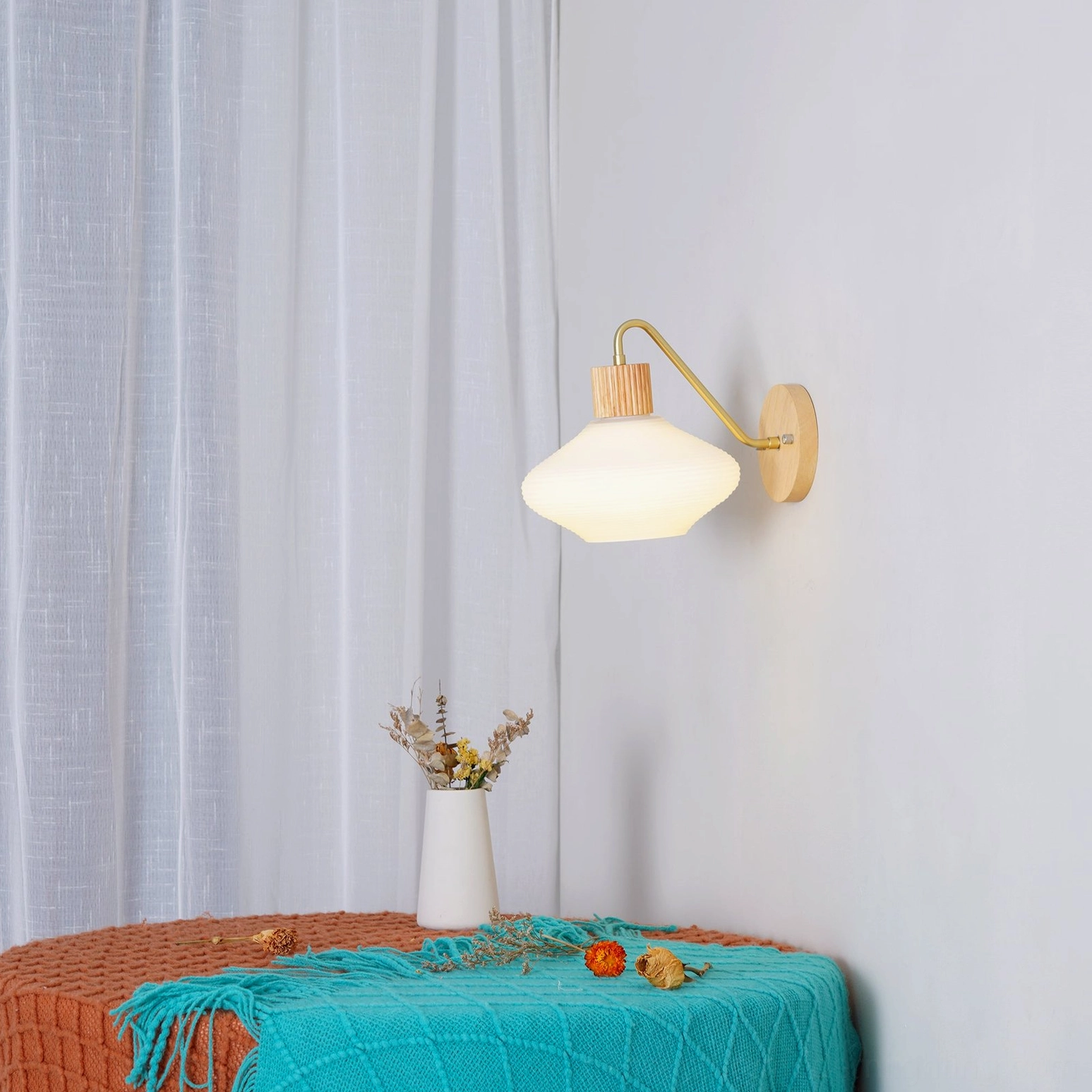 Wohlert minimalist Nordic wall lamp with warm wood tones